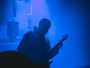 Photo Guitarist performing