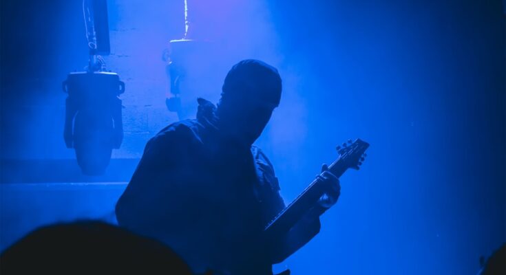 Photo Guitarist performing