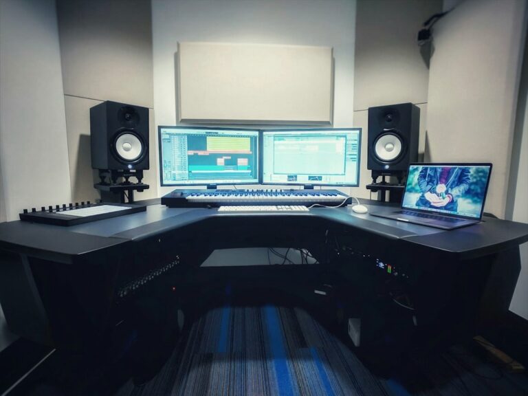 “Synthwave Renaissance: Crafting Retro-Futuristic Beats for the Modern Listener”